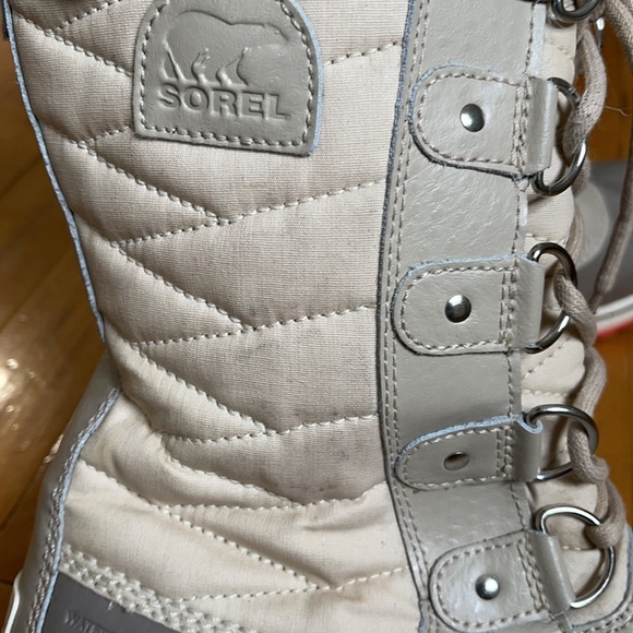 Sorel water proof boots 1 first pic similar boots not same obviously 😜 - Picture 10 of 10